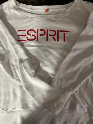 Sweatshirt  - En sweatshirt med bredare halsringning 