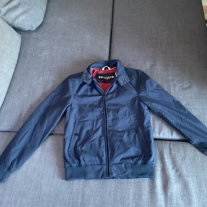 SuperDry jacka - Säljer denna riktigt snygga tunna jacka från Superdry. Perfekt under lite kyligare sommardagar och kvällar. 🟢Priset kan diskuteras🟢Är det något ni undrar eller vill ha flera bilder är det bara att skriva så löser jag!