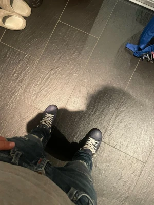 Blå reply jeans i bra skick  - Säljer ett par klassiska blå Replay jeans  i denim med snygga slitningar och detaljer. Jeansen har fem fickor, bälteshällor och den ikoniska replay lappen där bak i midjan. Perfekta för en avslappnad och trendig look.