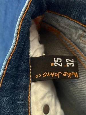 Blå nudie jeans - Säljer dessa nudie jeans i otroligt bra skick och skön passform. De är riktigt snygga och passar till mycket kläder. Storleken är W25 L32. Hör av er vid funderingar. Priset kan diskuteras 👍Orginala priset är 1200-1400 kronor 