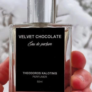 Velvet Chocolate, Theodoros Kalotinis  - Upptäck Velvet Chocolate Eau de Parfum från Theodoros Kalotinis, en lyxig doft för både kvinnor och män. Denna parfym kombinerar rika toner av choklad och kakao med en varm, kryddig bas av vanilj och tonkaböna. Perfekt för den som älskar söta och fylliga dofter. 50 ml, knappt använd, kommer i originalkartongen. 