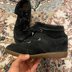 Isabel Marant  - Storlek 39 och har en osynlig klack i sinsidan. Skorna har inga skador eller så men har lite vita smuts, det är inte fläckar utan något annat som kan gå bort med en riktig mockaborste.