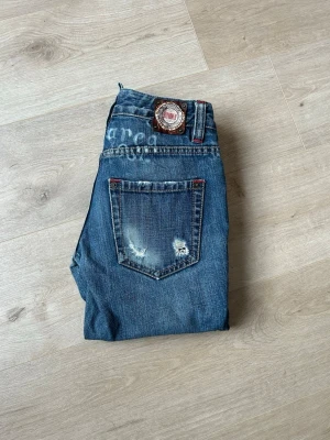 Blåa Vintage Y2K Dsquared2 Jeans W28 - Blåa DSQUARED2 jeans. Jeansen är i mycket bra skick och sparsamt använda. |  Äkta som allt annat jag säljer! ✅|  Storlek: W28 | Skick: Mycket Bra Skick | Färg: Blå | Märke: DSQUARED2 | Modell: Jeans |  Hör gärna av dig vid frågor så svarar jag så fort jag kan! 😁|  