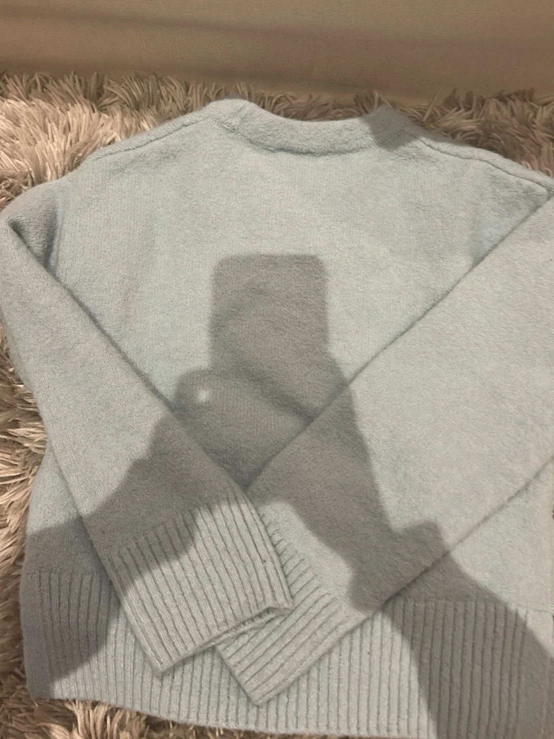 Ljusblå stickad tröja med text - 4