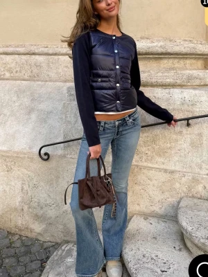 Blå bootcut jeans med låg midja - Storlek xs i petit modellen men dem är för långa på mig som är 158, från 14+ avdelningen