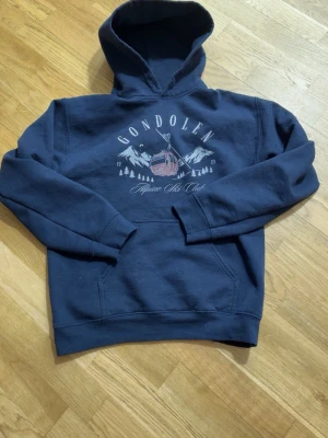 Fräsch hoodien från blnc  - Mörkblå hoodie från blnc studios. har tagit ut snöret från hoodie för jag tycker det är snyggare utan men det följer med om du köper tröjan. nypris: 549