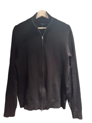 H&M fullzip  - En nice simpel fullzip från HM i färgen svart och storleken M. Skick 9/10 väldigt ny och sparsamt använd, inga defekter. Kom dm för fler frågor osv!