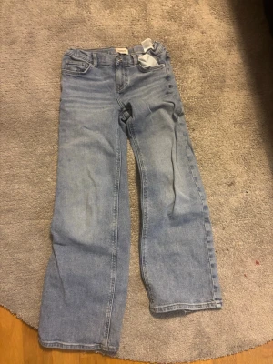 Ljusblå raka jeans från Only - Säljer ett par ljusblå jeans från Only med rak passform och klassisk femficksdesign. Jeansen har normal midja och är tillverkade i mjuk denim. Perfekta för en avslappnad och trendig look.