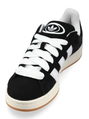 Adidas campus 00s - Klassiska svarta Adidas sneakers med vita ränder på sidorna och breda vita skosnören. Skon är i mocka. Storlek 38.