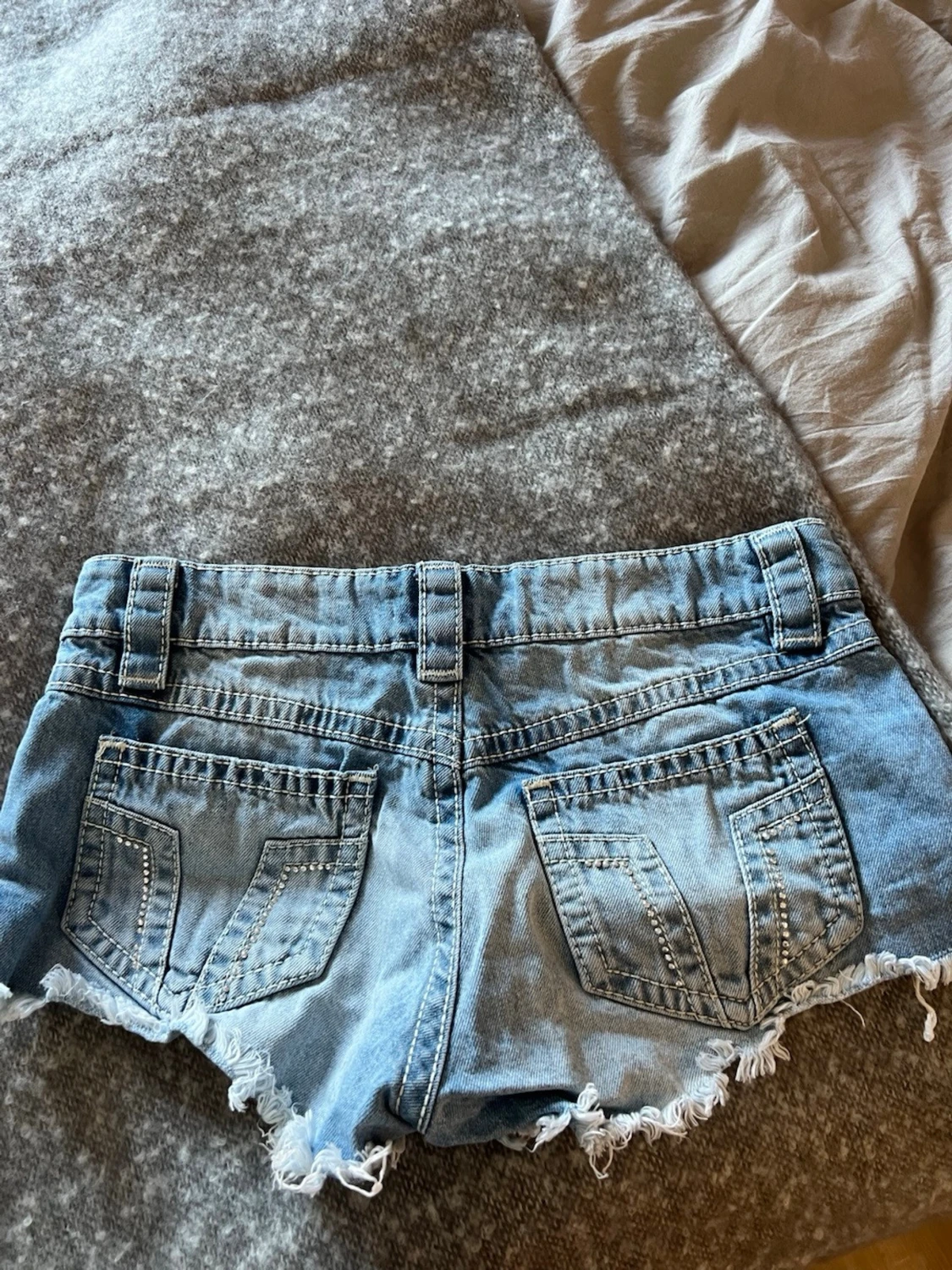 Blå jeansshorts från Gina Tricot - 2