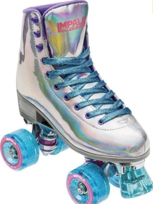 Impala holografiska rullskridskor/rollerskates.  - Säljer ett par riktigt snygga rullskridskor från Impala i original förpackning,med holografisk yta, blå glittriga hjul och blå glittriga snören. Ett par nya kostar just nu 1300kr! Så passa på att köp!🙌