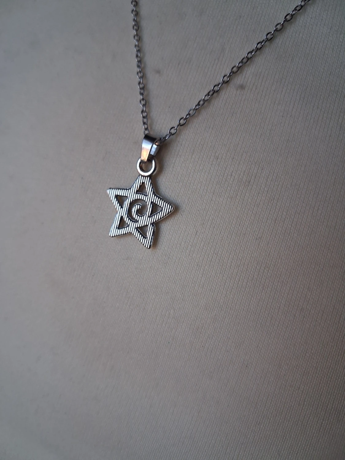 Silverfärgat halsband med stjärnhänge - 4