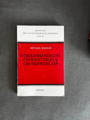 Utrikeshandelns civilrättsliga grundproblem - Kursbok i juridik av Michael Bogdan med titeln 'Utrikeshandelns civilrättsliga grundproblem'. Boken har ett rött och vitt omslag med svart text och är utgiven av Norstedts. Perfekt för dig som pluggar juridik eller internationell handel.