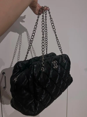 2000’s style Shoulder bag - in really good condition no big issue just sign of usage. Most my bags are buy and use and sell🥰❤️ Handle is stainless steal 