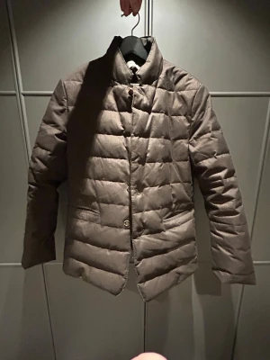 These Glory Days Jacka - En mörkbrun jacka från these glory days. Pris kan diskuteras.