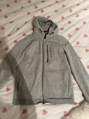 Hoodie Sail racing - Säljer min hoodie från Sail racing då ja inte använder den längre. Den är i fint skick. Det är storlek 170/S.