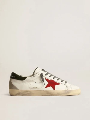 Golden Goose vita sneakers med röd stjärna - Golden Goose sneakers i vitt läder med grå skosnören och en ikonisk röd stjärna på sidan. 9/10 skick ✅Hälpartiet är grått och svart, sulan har en vintage-look. Klassisk låg modell som passar till streetwear och casual outfits. Skorna kommer inte med skolåda tyvvär. Dm för frågor