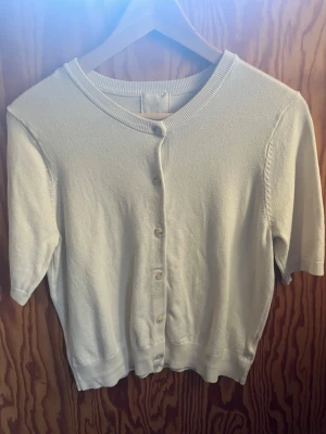 Vit kofta - Använd fåtal gånger, inga defekter. 