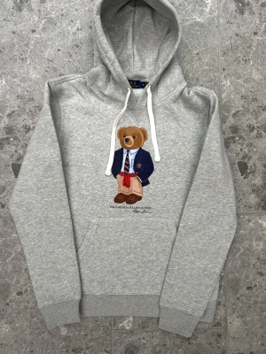 Ralph Lauren polo bear hoodie herr, storlek S - Hej! Säljer denna riktigt schyssta polo bear hoodie från Ralph Lauren. Den är i storlek M men sitter en storlek litet och passar därför som en S.  Jag fraktar alltid snabbt! Mvh