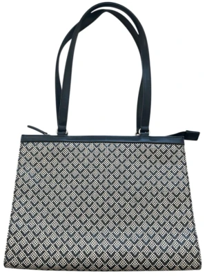 Axelväska från Vezzano - Svart-beige strukturerad väska med vävt mönster, läderdetaljer, silverdetaljer och 3 olika fickor inuti 🤎Höjd: 23 cm. Bredd: 31.5 cm. Djup: 9 cm. Remdropp: 25 cm. 