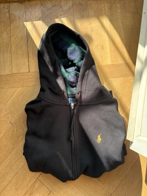 Svart hoodie från Polo Ralph Lauren - Väldigt sällsynt! Otroligt skick, äkthetsbevis med qr kod. Pris går att diskutera. Sitter bra på mig och jag är 183. Passar även mindre, inte större. Hör av er för mer frågor eller funderingar.