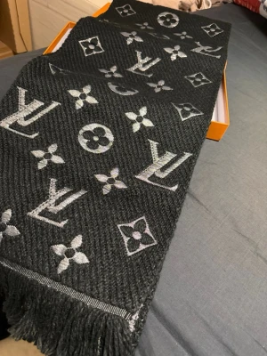 Svart  halsduk i ull - Lyxig svart halsduk, unisex