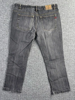 Vintage Diesel Jeans – W36 - Vintage jeans från Diesel i grå tvätt med klassisk 2000s stil. Robust denim och tidlös design som passar perfekt till både streetwear och casual outfits.  📏 Storlek: W36 📐 Mått visas i bilderna ✨ Skick: Bra vintage skick – se bilder för detaljer  Perfekta jeans för en Y2K / vintage denim look.  💸 Följ mig så får du 10% rabatt på köpet!