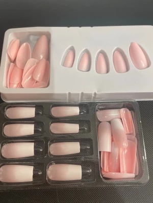 Rosa lösnaglar i olika former - Säljer flera set med lösnaglar i nude nyanser. De högst upp är sålda. Naglarna finns i klassisk rak form med har en snygg ombre-effekt. Perfekt för dig som vill fixa naglarna snabbt hemma. Även genomskinliga naglar i slutet som är till för att måla på färgen så man ser hur gelet ser ut! Och i slutet är tillhörande nummer till detta för att hålla koll på färg och nummer. Överenskommelse om pris! 