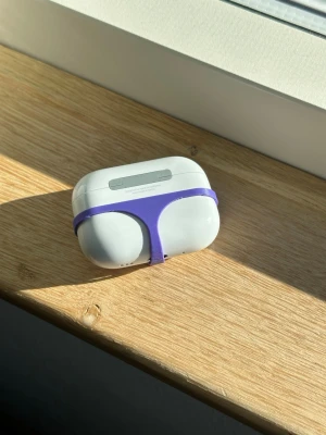 Lila "Sexy Thong" (Endast AirPods Pro 3) - Dags för en ny outfit till hörlurarna! Detta lila fodral kombinerar humor med 3D-teknik. Framtaget specifikt för AirPods Pro 3.  • Färg: Lila. • Material: PLA. • Tips: Letar du efter en annan modell? Du hittar fler alternativ bland mina annonser.