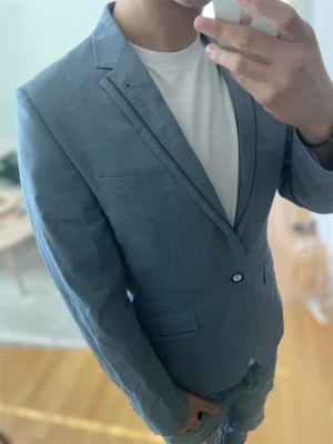 Ljusblå blazer med paisleymönstrat foder - Skick 9/10 skriv vid funderingar!