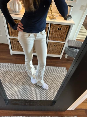Gina Tricot Vita bootcut jeans med låg midja stl 34 - Säljer ett par vita bootcut jeans med låg midja och klassisk femficksmodell. Jeansen har en snygg passform och är tillverkade i ett stretchigt denimtyg som sitter bekvämt. Använda en gång som nya ;))