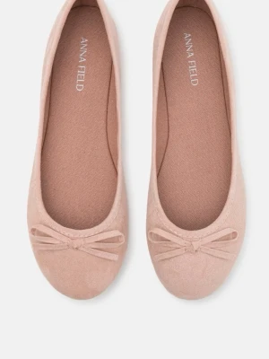 Ljusa ballerinaskor från Anna Field - Snygga ljusrosa ballerinaskor från Anna Field med rund tå och dekorativ rosett framtill. Skorna är tillverkade i ett mjukt material som liknar mocka och har en klassisk, enkel design som passar till många olika stilar. Kartongen är tyvär ej kvar.