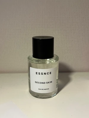 Essnce Second Skin - Knappt använd då jag kände att den inte passade mig helt. Ordinarie pris 360kr. Doft: Secobd skin. Har kvar lådan den kom i