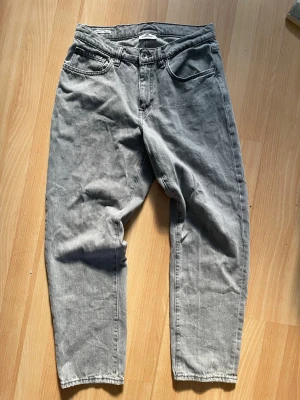 Gråa Tapered Jeans Från Vailent 🩶 - Grå tapered jeans från Vailent 🩶✨ Ett par stilrena jeans i superfin secondhand-kvalitet – perfekta för en avslappnad men trendig look 😍 Den tapered passformen ger en snygg siluett som funkar till allt!  Bekväma och lätta att matcha – en riktig vardagsfavorit 👖  📏 Storlek: (se mått) Midjemått: 76 cm omkrets Ytterbenslängd: 99 cm Innerbenslängd: 74 cm Bensbredd: 42 cm omkrets  💰 Pris: 99 kr Ett riktigt fynd 💫