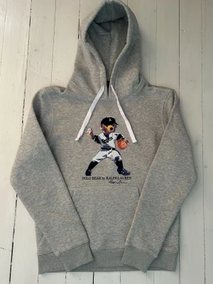 Ralph Lauren polo bear hoodie herr, storlek S  - Hej! Säljer denna riktigt schyssta polo bear hoodie från Ralph Lauren. Den är i storlek M men sitter en storlek litet och passar därför som en S. Den är endast använd någon enstaka gång och är därmed i ett nyskick. Original lappar och påse finns kvar och medföljer naturligtvis vid köp. Jag fraktar alltid snabbt! Mvh