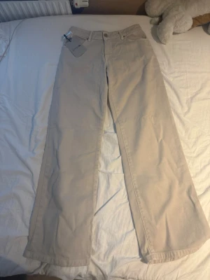 Beiga raka jeans från Design by Si - Helt nya jeans från design by si.säljer då dom tyvärr inte passar mig. 