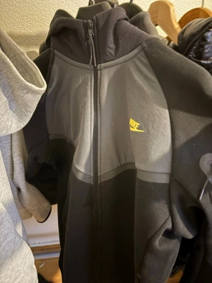 Svart/grå Nike Tech fleece set med guldig logga - Fleecen är M och byxorna S men båda passar till både M och S. Ni får hela settet för 1400, bara skriv till mig så snackar vi👍🏽