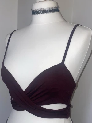 Vinröd omlott linnetopp - Pull&Bear Vinröd omlott linnetopp med croppad passform. Materialet är mjukt och 100% cotton.