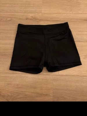 Svarta tighta träningsshorts Energetics - Träningshorts från Energetics i storlek 146/152! Har även knyte på insidan så att man själv kan reglera midjan. Passar mig som vanligtvis bär xs/s!