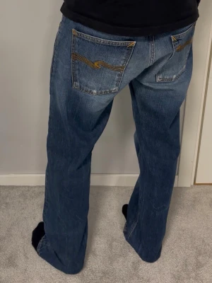 Nudie Big Bengt - Nudie Jeans i modellen Big Bengt. Blå med schyssta fades. Inga defekter, väldigt fint skick. Size 31/34, modellen på bilderna är 183cm och väger 67kg (för långa för honom). Mått. Ytterbenslängd: 111cm. Midja: 41,5cm. Lårbredd: 30cm. Benöppning: 18cm. Skriv vid funderingar!