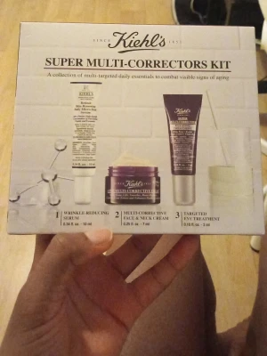 Kiehl's Super Multi-Correctors Kit - Kiehl's Super Multi-Correctors Kit innehåller tre produkter: ett rynkreducerande serum (10 ml), en multi-corrective ansikts- och halskräm (7 ml) samt en ögonbehandling (3 ml). Perfekt för dig som vill jobba mot synliga ålderstecken och testa mindre storlekar innan du köper den riktiga produkten. Förpackningen är vit och lila.
