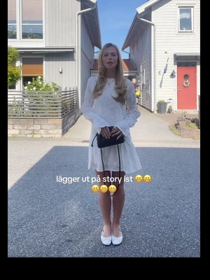 Student/skolavslutning klänning  - köptes för 800 på NA-KD i våras. använd en gång på skolavslutning. Söt vit kortklänning med blommigt mönster och volangkant. Klänningen har långa, lätt transparenta ärmar och en avslappnad passform. Perfekt för sommarens alla tillfällen. KOM MED PRISFÖRSLAG