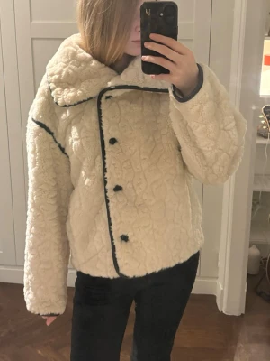 Fluffig jacka Gina tricot  - Säljer denna teddy/pälsjacka ifrån gina. Säljer den då den inte kommer till användning. Storlek Xs men passar S och M också, det beror lite på hur stor/liten man vill ha den. Den är i jättefint skick förutom lite fläckar på insidan. Hör av er vid frågor önskar fler bilder osv!💕💕. 