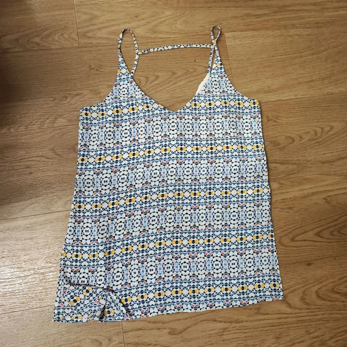 Mönstrad linnetopp med smala band