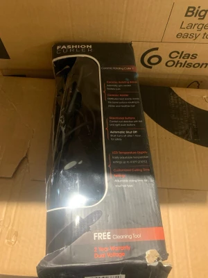 Fashion Curler locktång svart - Säljer en svart automatisk locktång från Fashion Curler med keramisk roterande cylinder, LCD-display för temperatur och sladd. Passar för att skapa lockar snabbt och enkelt. Levereras med originalkartong och rengöringsverktyg.