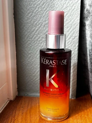 Kérastase Nutritive 8h Night Serum - Kérastase Nutritive 8H Magic Night Serum är ett nattserum för håret med växtbaserade proteiner och niacinamid. Flaskan är i glas med en snygg ombre-effekt från mörkröd till gul och har en rosa pump. Innehåller 90 ml och ger näring till håret under natten. Ungefär halva kvar säljer då jag inte tyckte den funkade på mitt hår! 
