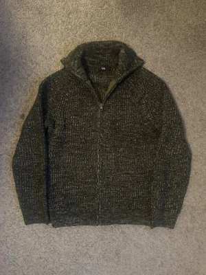 Stickad tröja - Tja säljer nu en grå tjock tröja i storlek S för endast 399kr! Pris är ej hugget i sten, hör av er i dm vid funderingar 🙌