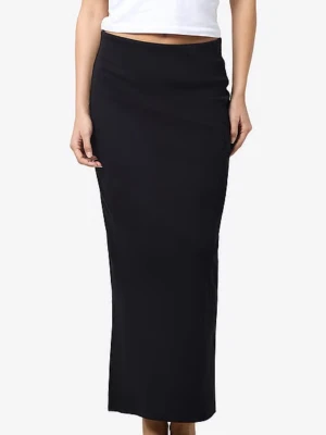 Svart långkjol med slits - Stilren svart långkjol i figurnära modell med en snygg slits. Kjolen har en enkel design som gör den lätt att matcha med olika toppar. Perfekt för dig som gillar minimalistisk och trendig stil.