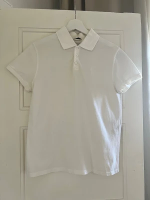 Saint Laurent piké vit - Size S  - Saint Laurent piké i vit färg med minimalistisk design.  Storlek: S Skick: Bra skick, inga tydliga defekter  Klassisk och stilren modell som funkar till allt. Nypris ca 4000–5000 kr.  Skriv vid frågor eller för fler bilder
