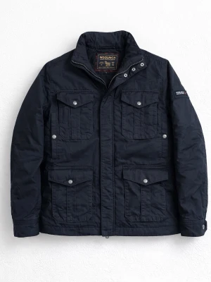 Woolrich Fieldjacket Navy  - Väldigt eftraktad Woolrich jacka i färgen marinblå! Fint skick, inga defekter. Storlek L, modellen är ca 182. Kontakta mig för fler frågor och funderingar! Perfekta vårjackan!